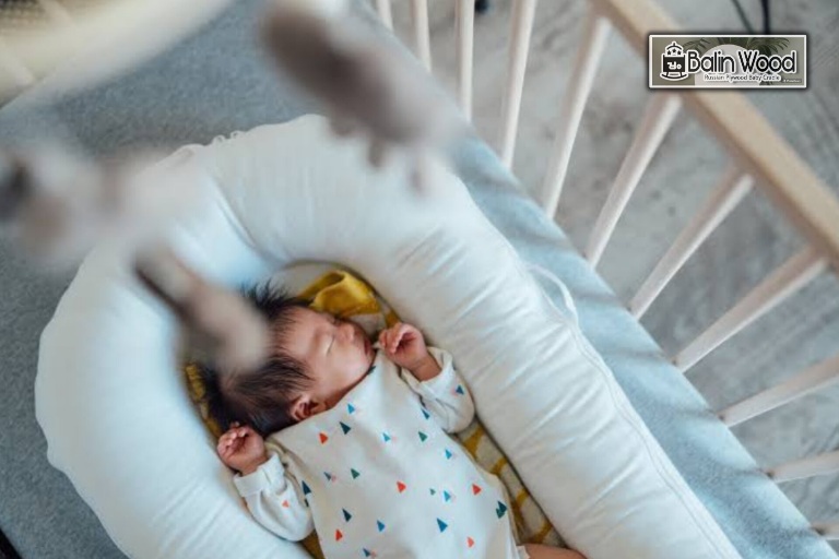 گهواره چوبی نوزاد کنار مادر