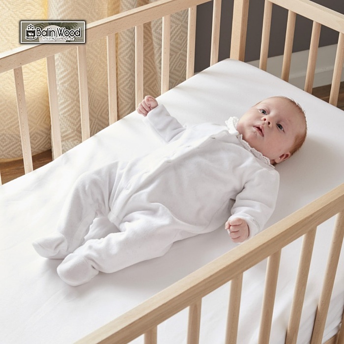 رفلاکس نوزاد چیست؟ علائم، درمان و نقش گهواره کنار مادر در کاهش رفلاکس