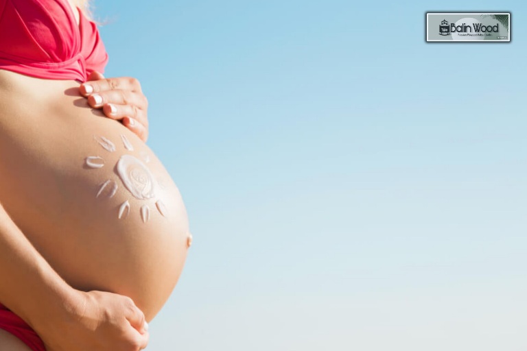 مادر باردار در روز تابستانی برای پیشگیری از گرمازدگی