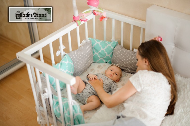 مادر و تخت کنار مادر