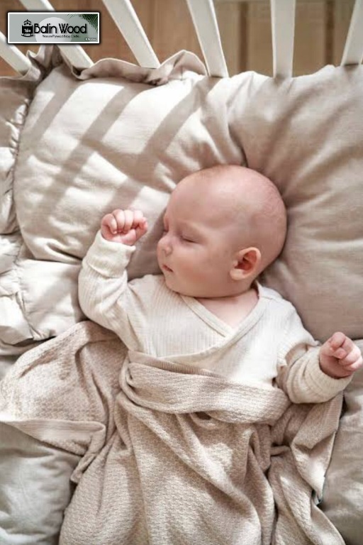 نوزاد در تخت کنار مادر 