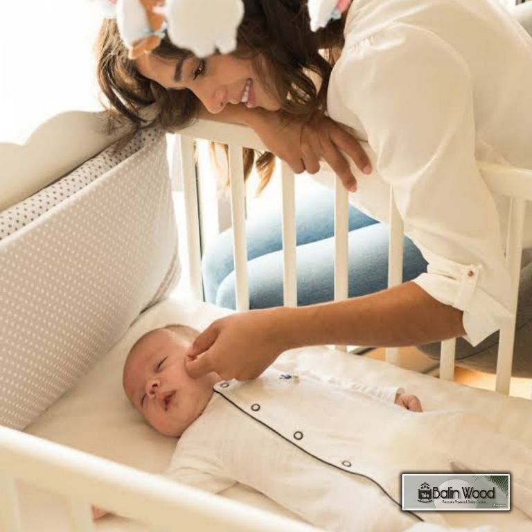 نوزاد خوابیده در گهواره