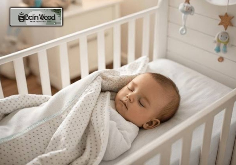 نوزاد خواب در تخت کنار مادر