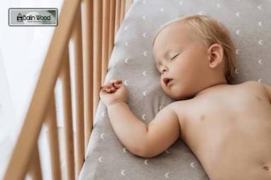 راهنمای کامل خواب نوزاد در سال ۲۰۲۵ + نحوه انتخاب گهواره چوبی و تخت کنار مادر استاندارد