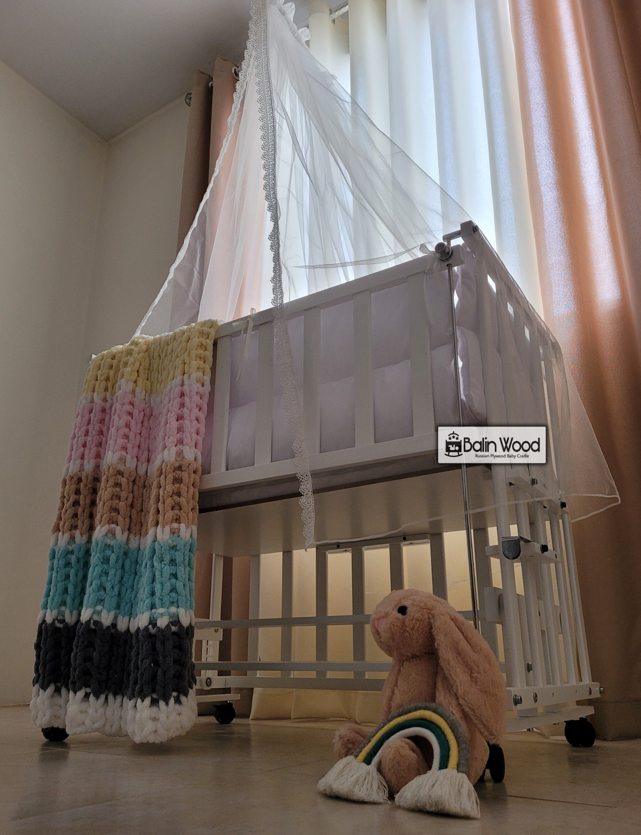 پتو بافت نوزاد در گهواره چوبی